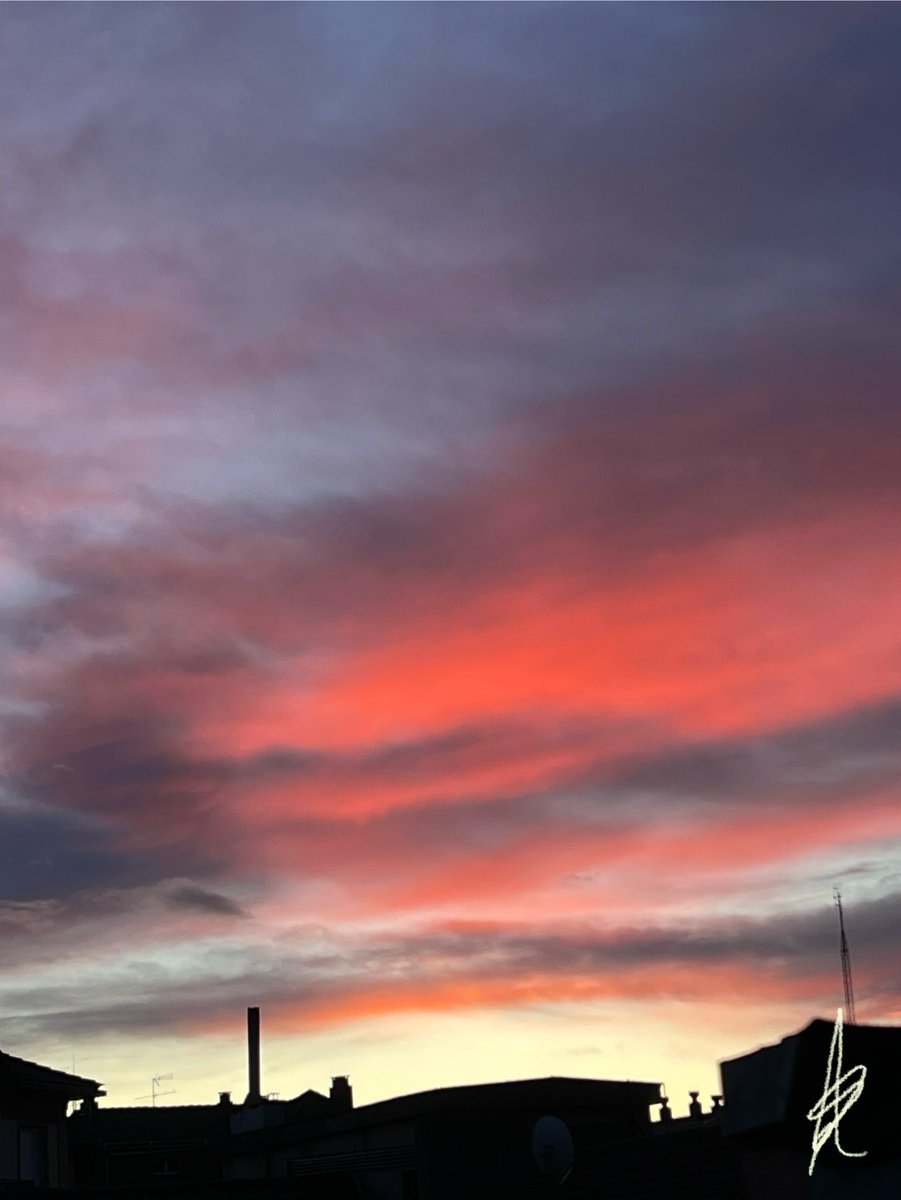 No puede ser que a una desgracia le siga otra. Es como si España estuviera colapsando poco a poco por zonas, regiones. Pero no son solo desgracias es el desmoronamiento de la industria, la agricultura, la ganadería, el comercio, el sector servicios. Estamos cayendo y en picado.