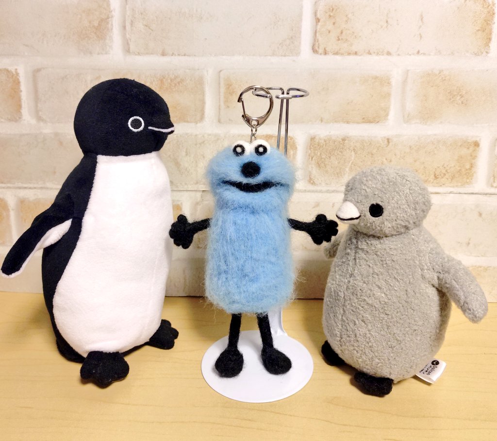 #スンスン のキーホルダーを作ってみました😊♪

久しぶりの #羊毛フェルト です😅
家にあったブルーのフェルトを使ったので色がちょっと薄めかな❓️^^;

植毛スンスンですが、毛束感が超ムズでした～😵‍💫

骨格モールが入っているので、自立はしませんが色々ポーズはできるよ〜❗️

#パペットスンスン