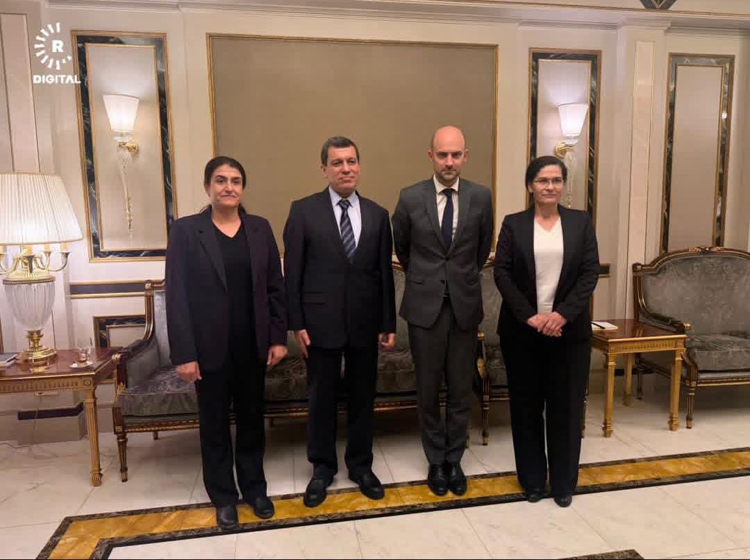 CansuOezdemir's tweet photo. Während der französische Außenminister Jean-Noël Barrot  General @MazloumAbdi trifft, legitimiert Außenminister Johann Wadephul in Berlin offenbar al-Jolani. Prinzipien werden ausgerollt – gleich neben dem roten Teppich.

#rojava https://t.co/NeCfH6QuL0