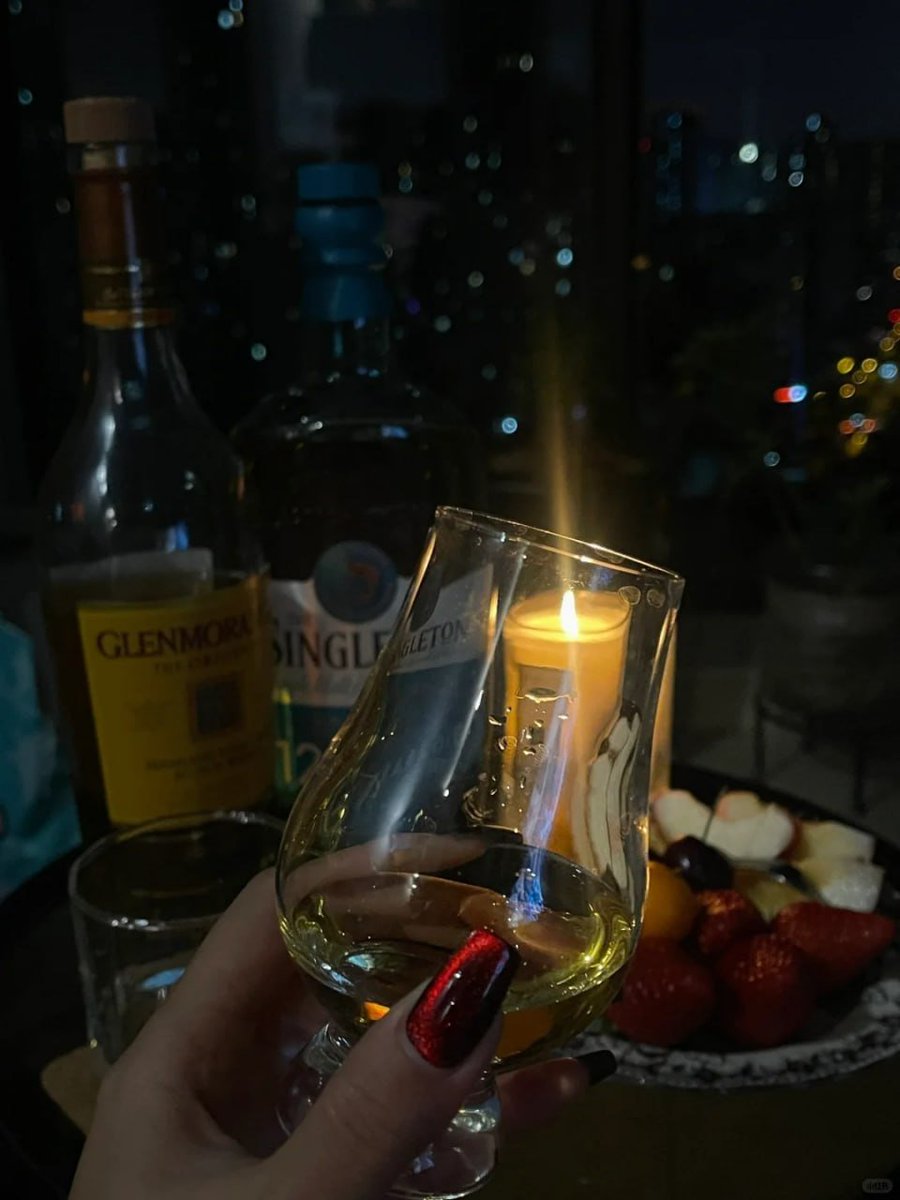 Hermion52016's tweet photo. Candlelit ambiance, soft pitter-patter of raindrops outside. Sip your favorite wine, embrace the tranquility of a beautiful rainy night.🌧🥂🌌 https://t.co/fmAlI6LmiE