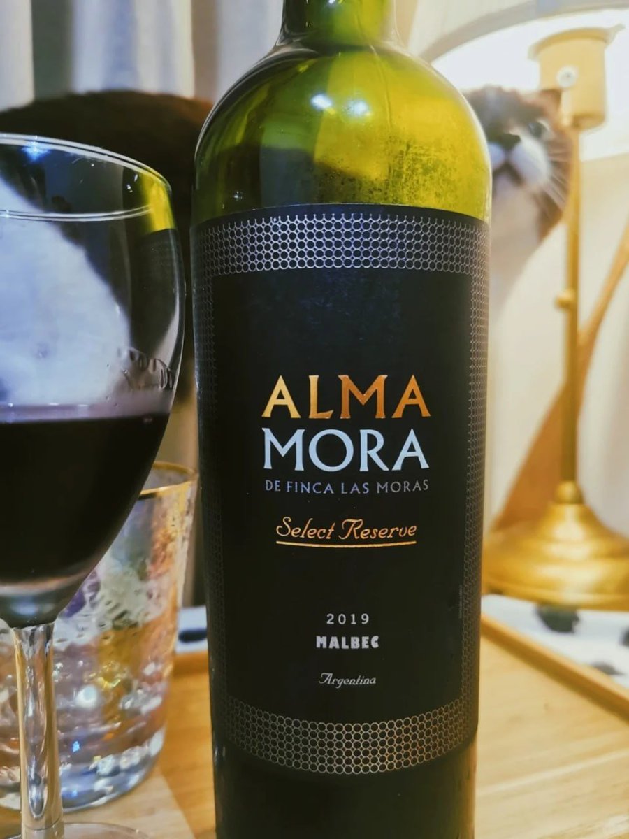 Selina12635's tweet photo. Embrace the tranquility of a rainy night with a cozy glass of wine in hand. Let the gentle patter of rain soothe your soul as you unwind and relax.🌧🍷 https://t.co/1dCc2RVTEP