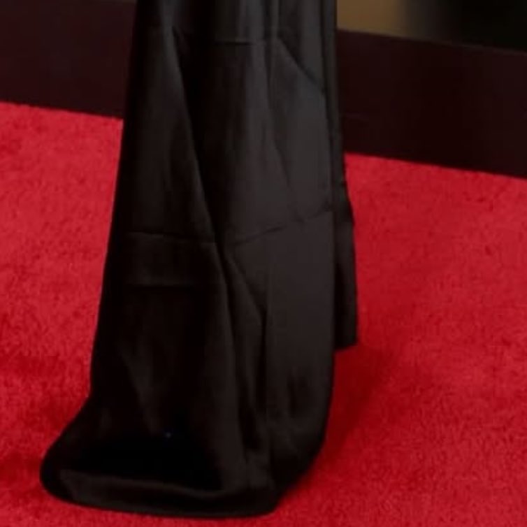 rhinestones falling off the seams, wrinkly skirt.. disastrous pr for retrofete