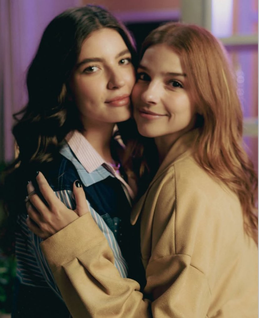 nevedovsky's tweet image. Imagina ser o casal sáfico mais lindo e com mais química da história da teledramaturgia brasileira.