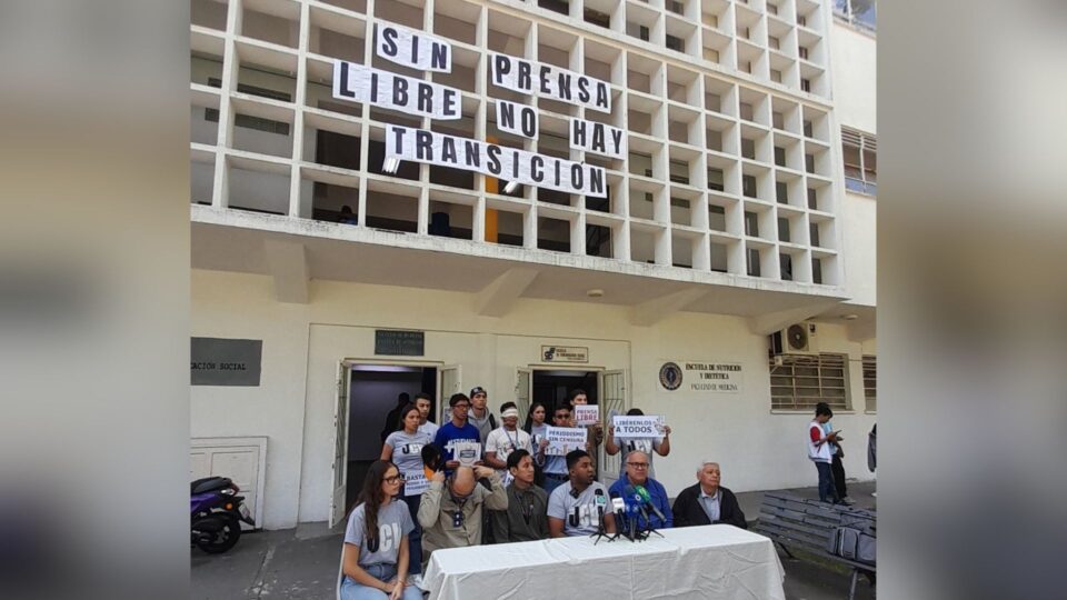 DDo2D's tweet image. La foto da un poco para recordar viejos tiempos de movilización cotidiana en la UCV. (Lo que el siglo XXI se llevó).