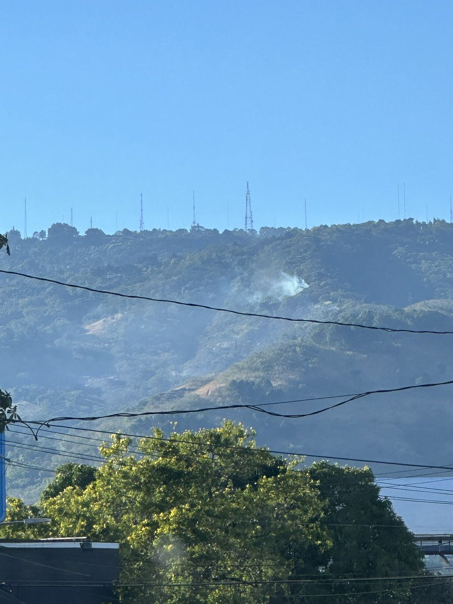 caro_ceren's tweet photo. @PROCIVILSV @BomberosSV  Se nota un incendio pequeño abajo de la zona El Boquerón. https://t.co/VHUbqhB3Sy