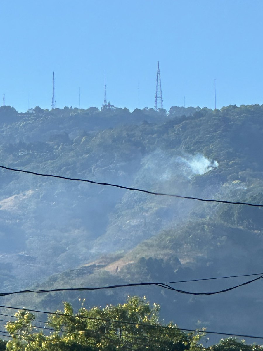 caro_ceren's tweet photo. @PROCIVILSV @BomberosSV  Se nota un incendio pequeño abajo de la zona El Boquerón. https://t.co/VHUbqhB3Sy