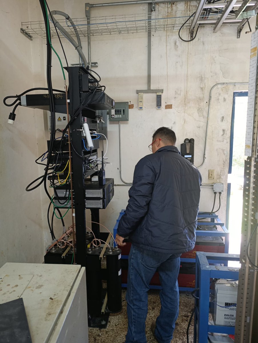 🛜📡¡Manteniendo la señal activa!

El departamento de Telecomunicaciones cumple sus funciones en sitio de Repetición en La Paz donde se dio mantenimiento para que las comunicaciones de la zona estén siempre activas.

#direccionpolicialdetelematica #telecomunicaciones