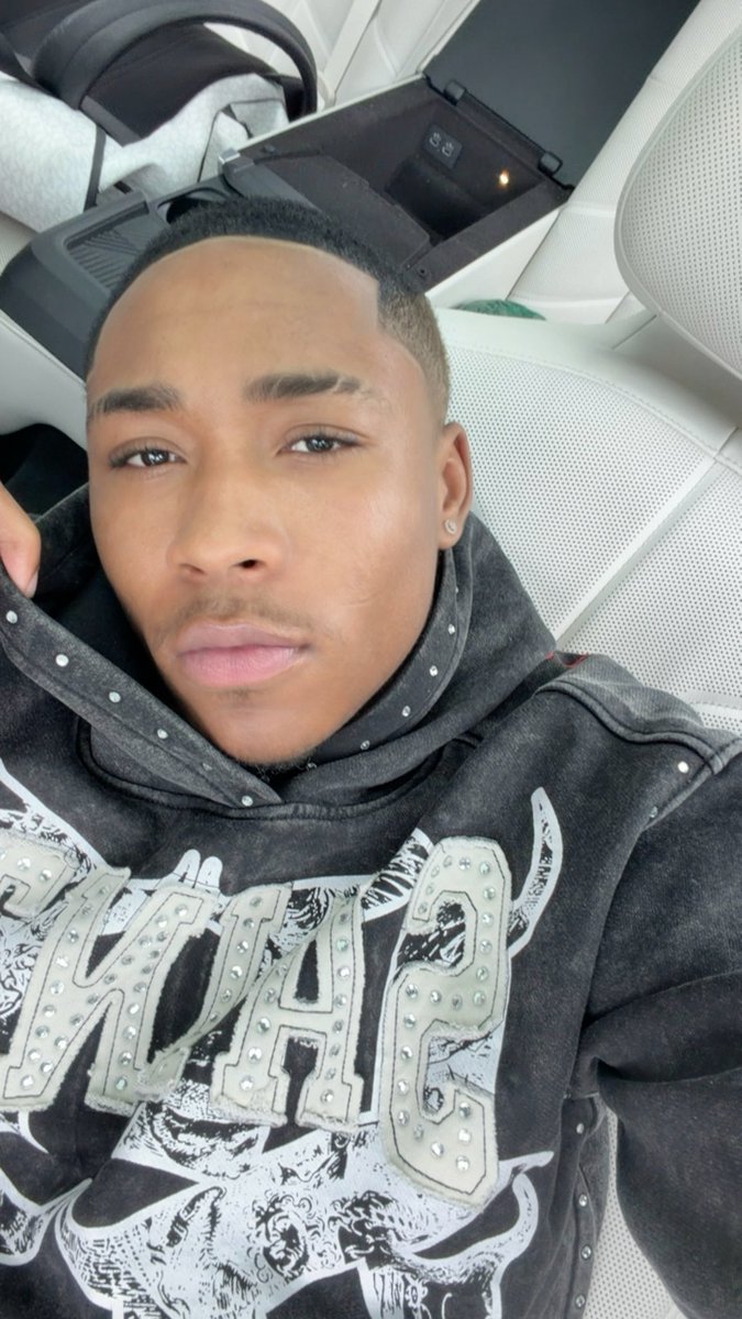 1uhmark's tweet image. had to cut off da dreads had da hoes in my face 🙂‍↕️