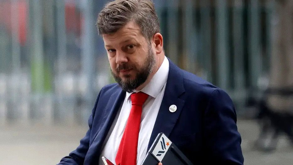 “Yo creo que todos los ciudadanos honestos de este país tenemos cuentas pendientes con Michelle Bachelet. El hecho de que no haya respaldado en su momento a Sebastián Piñera, cuando le hicieron el golpe del 18-10, yo no lo olvido.” (Johannes Kaiser)