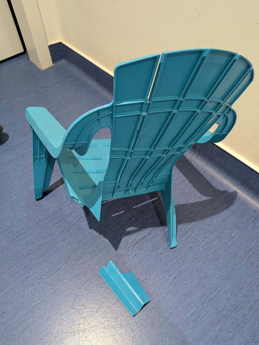 Sanakan00's tweet image. Patiente qui me pourrit la gueule parce que j'ai 30 minutes de retard suite à une suture.
Je refuse de la prendre en cs : elle sort et fracasse une chaise pour enfants sur ma porte 😑