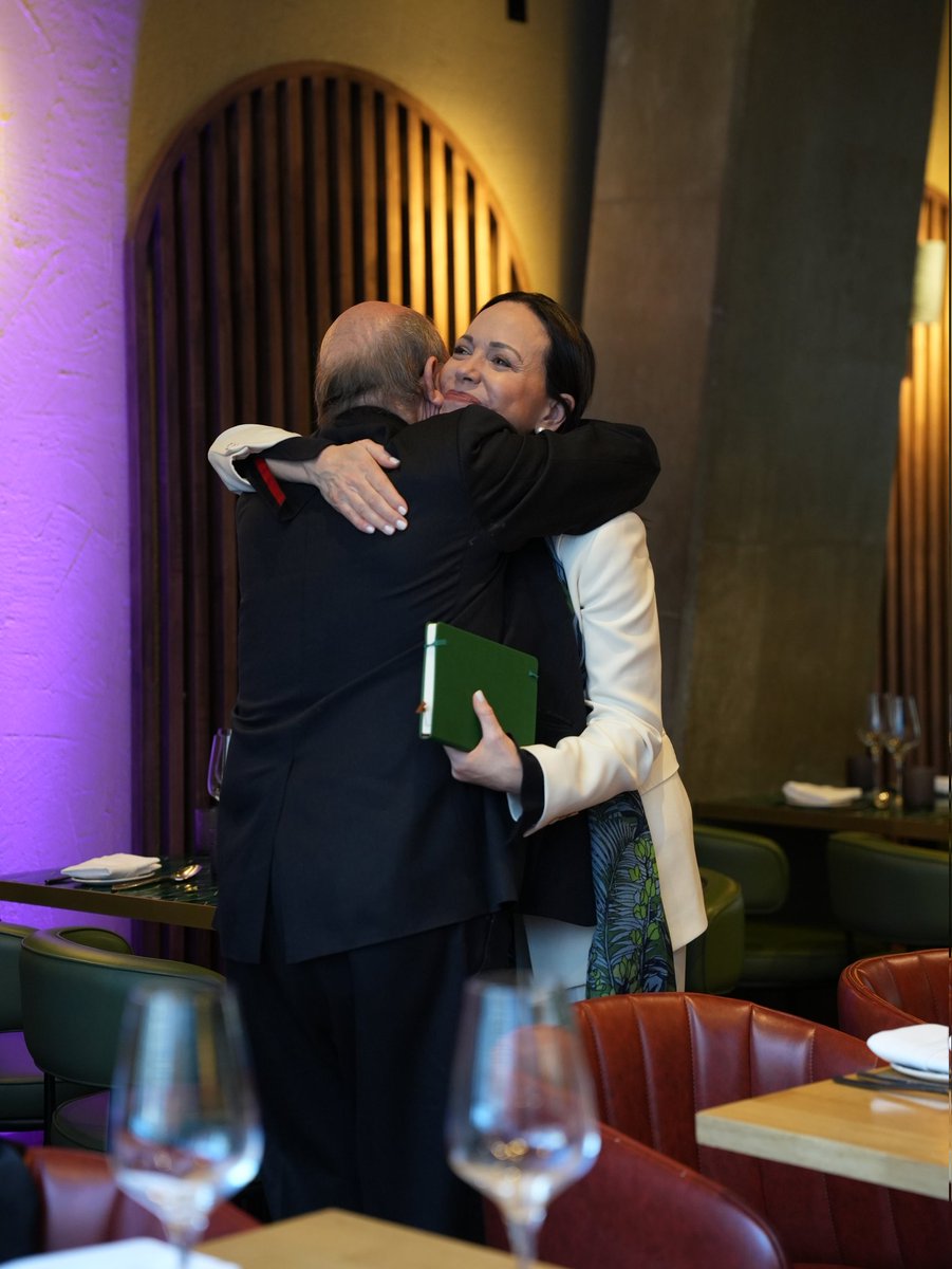 #NoticiasTorreTagle | El canciller Hugo de Zela sostuvo un encuentro con María Corina Machado (<a href="/MariaCorinaYA/">María Corina Machado</a>), en el que se reafirmó el firme compromiso del Perú para la pronta y plena recuperación de la democracia en Venezuela, y el retorno al orden constitucional y la defensa