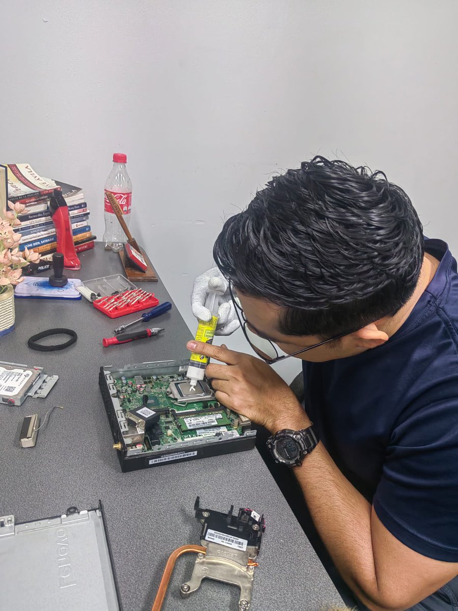 🖨️🚓¡Con profesionalismo en cada acción!

Nuestros funcionarios de la Oficina Regional de Telemática en el Valle de Sula con dedicación dan soporte y mantenimiento a equipo informático policial
#direccionpolicialdetelematica #regional2 #soporteymantenimiento
