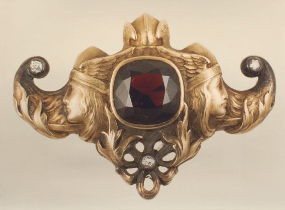 WOW, Margot Robbie is wearing 2 ARCHIVAL brooches by ✨️Boucheron✨️ — Assyrian Lion brooch from 1920 and Valkyrie brooch circa 1900.🪡