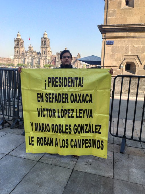 MonitorOaxaca's tweet photo. Denuncian ante la FGR a titular @LopezLeyvaV y funcionarios de @SEFADER_GobOax por desvío y empresas fachada. 

@GobOax @salomonj  

https://t.co/S8ZRY7biVk https://t.co/v7wsIuvVbQ