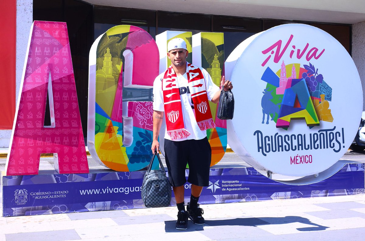 ClubNecaxa's tweet photo. ¡Bienvenido a Aguascalientes y bienvenido a los Rayos, Javier! 

#FuerzaRayos ⚡️ https://t.co/T35fVDhkOu