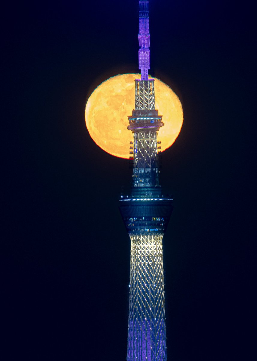 haskap1017's tweet image. スカイツリーに寄り添う月が綺麗でした