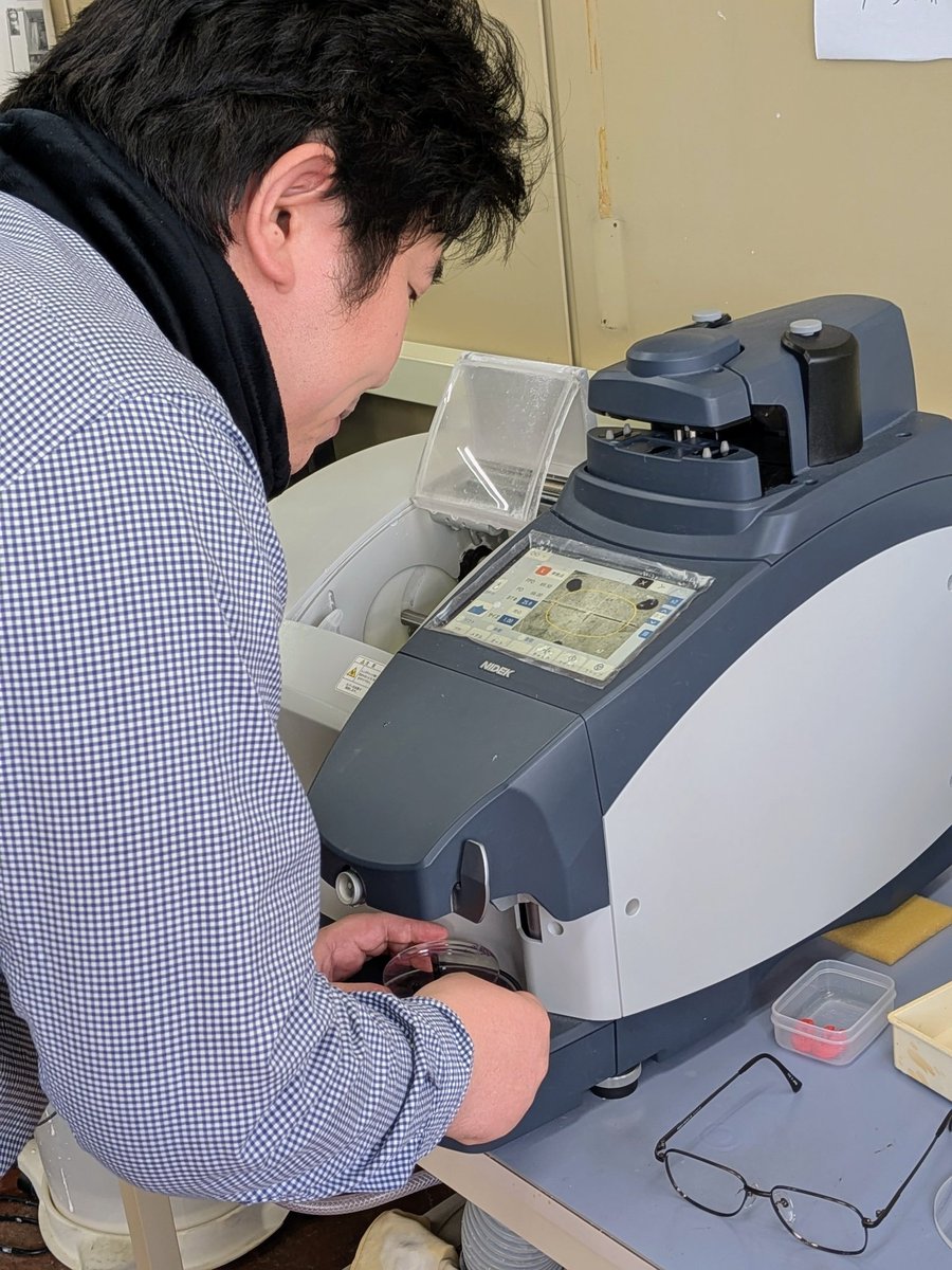 👓【加工実習Ⅰ｜実習風景】👓

レンズ加工機を前に、一つひとつの工程を確かめながら進める実習の様子📸

最終的にお客様にお渡し出来るレベルを目指し、繰り返しの実習で養います。

基礎を大切にして信頼される専門家へのステップです💪

#眼鏡作製技能士