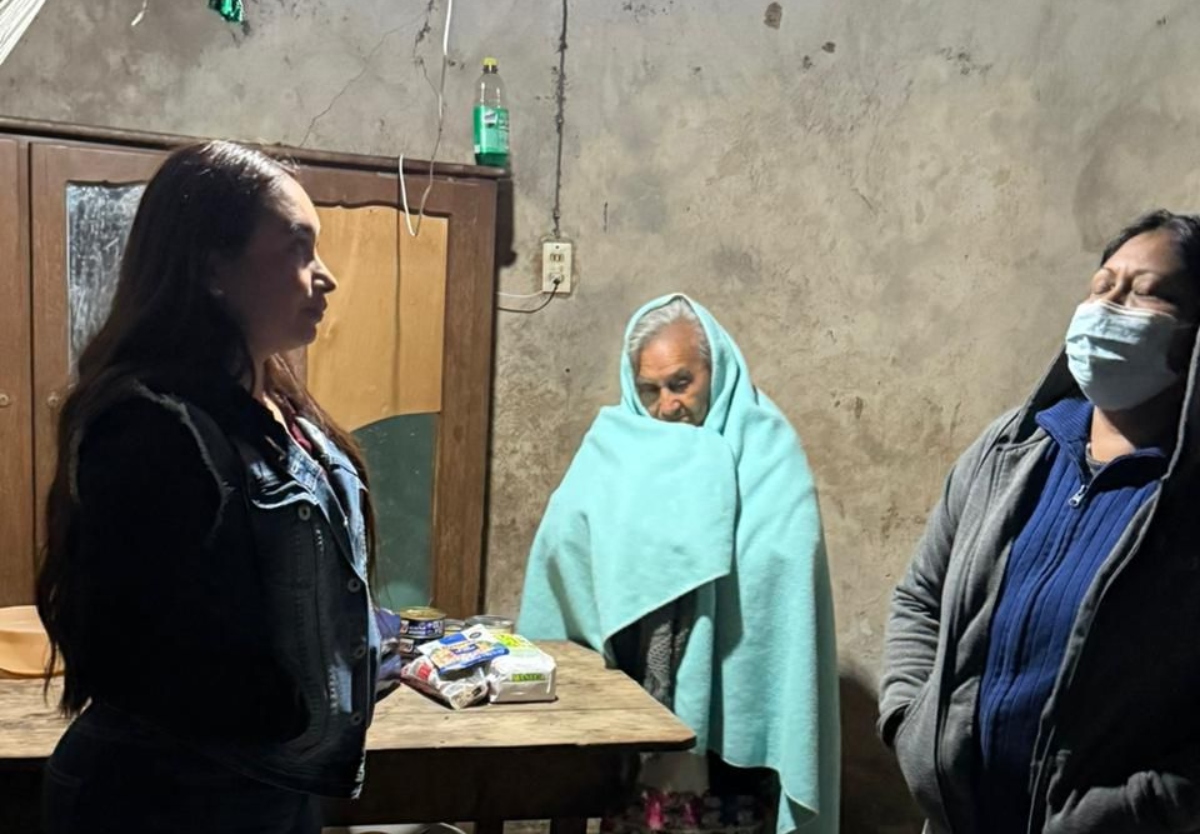 Jazmín Villanueva se solidariza con pareja de adultos mayores en Dzibikak

Al hacer un llamado a la solidaridad colectiva, la diputada sostuvo que la política hoy tiene rostro humano y se construye estando en territorio.➡️tinyurl.com/4ccz24mh