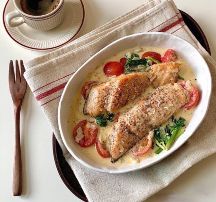 78milktea1's tweet image. 魚大好き人間なので週4で魚生活なんだけど、鮭って割といろんな料理に使えるから常備したいんだけど、毎回スーパー行くの面倒だから最近冷凍の1kgとか買ってる。
これあるとないとで私のQOLがだいぶ変わる