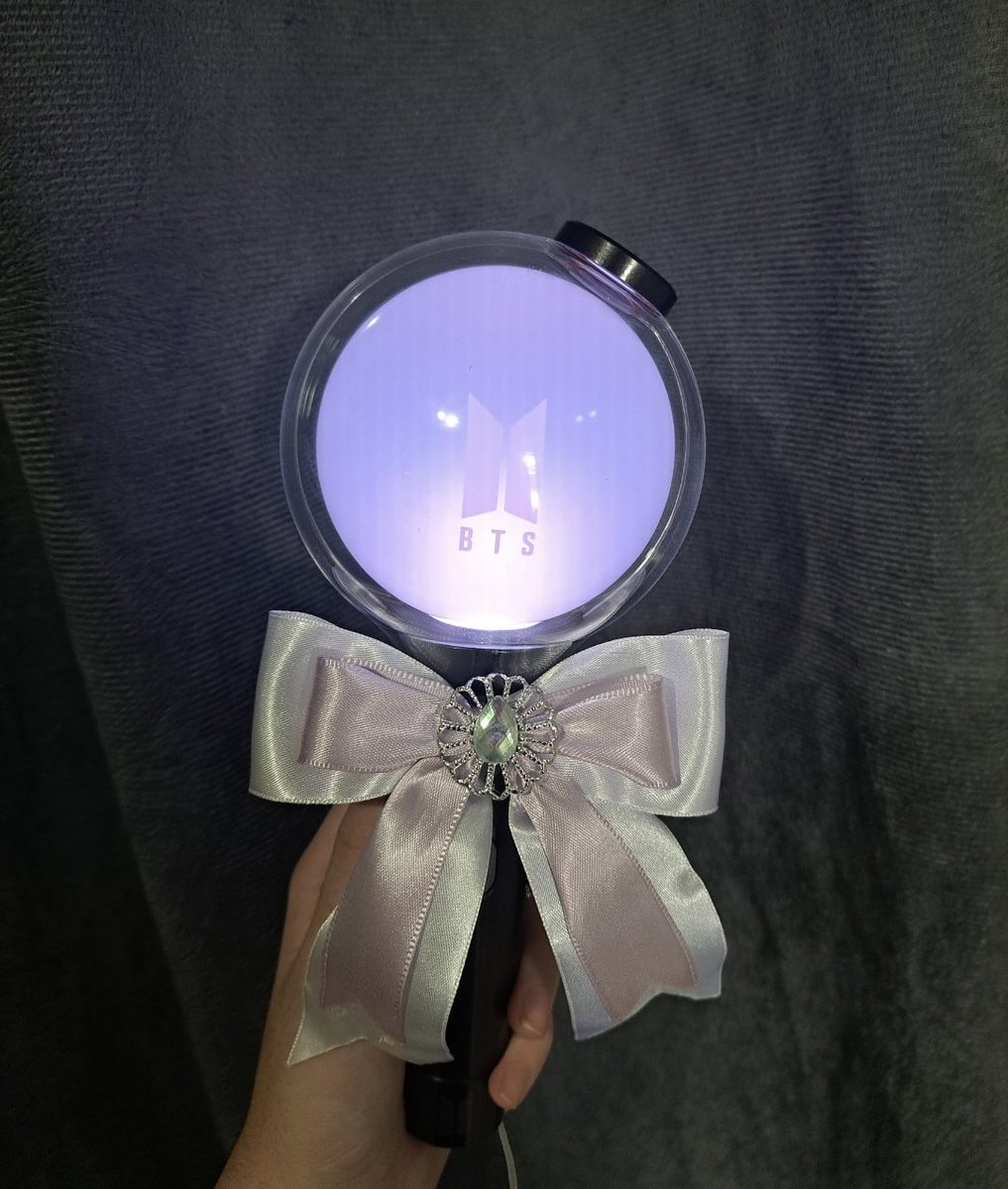 jjkangeel's tweet image. VENDA VENDO BTS 

Armybomb oficial SE special edition

400+ frete 

Comprada diretamente do weverse 
Mando foto e vídeo na dm 
Sem os photcards 
Sem avaria 
Nunca usada 
Ligada somente para teste
ACEITO CARTÃO E POSSO DIVIDIR TAMBÉM MAS COM ACRÉSCIMO DA TAXA