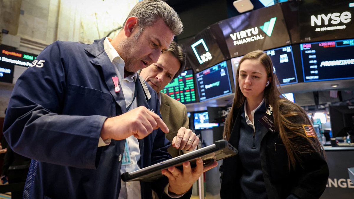 📅 2026년 02월 06일 시장 브리핑

글로벌 시장은 전반적으로 하락세를 보였습니다. DOW 지수는 48908.72로 1.20% 하락했으며, S&amp;P500 지수 또한 6798.40으로 1.23% 내렸습니다. 특히 기술주 중심의 NASDAQ 지수는 22540.59로 1.59% 하락하며 가장 큰 낙폭을 기록했습니다.

미국채 수익률은