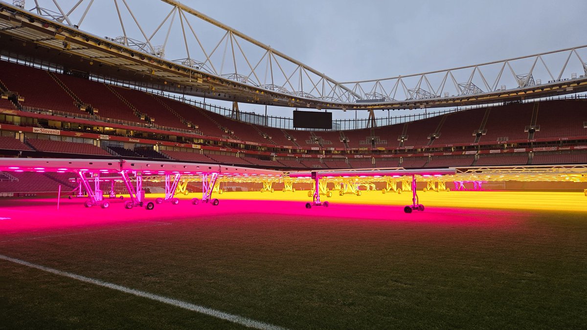 エミレーツスタジアムは今週末、土曜日に男子、日曜日に女子と立て続けに2試合行われます🏟️

連日の雨でピッチが思わしくありませんが、ライトが頑張ってくれています💡🔅

木曜日金曜日と私もヘルプに行って、少しでもお力添えできたらなと思います🌱