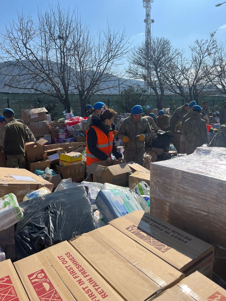 Depremde Hatay’a desteğe gittiğimizde en hızlı dağıtım sağlayabildiğimiz kolilerden bir örnek, bir daha yaşamamak dileğiyle ama olur da yaşarsak o dayanışma anında bunu hatırlayın. #hataydeprem #6subat2023 #6subat #deprem
