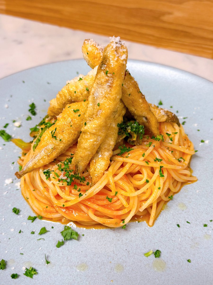 『公魚のフリットと菜の花のトマトソーススパゲッティ』

寒い氷の上でワカサギ釣りをしてその場で揚げたワカサギ食べたいと思っても、なかなか難しい

そんな気持ちで考えた一皿。
揚げたてワカサギふわふわ仕上げ。
旬の菜の花を煮込んだトマトソースと一緒にどうぞ。