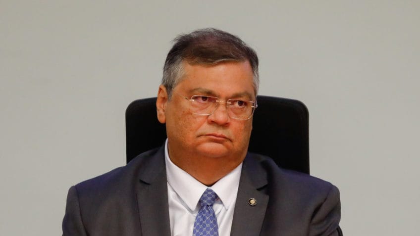 Ontem, o Congresso aprovou supersalários de R$ 77 mil para servidores da Câmara e do Senado. Hoje, o Flávio Dino mandou cortar supersalários e penduricalhos. O homem não brinca.