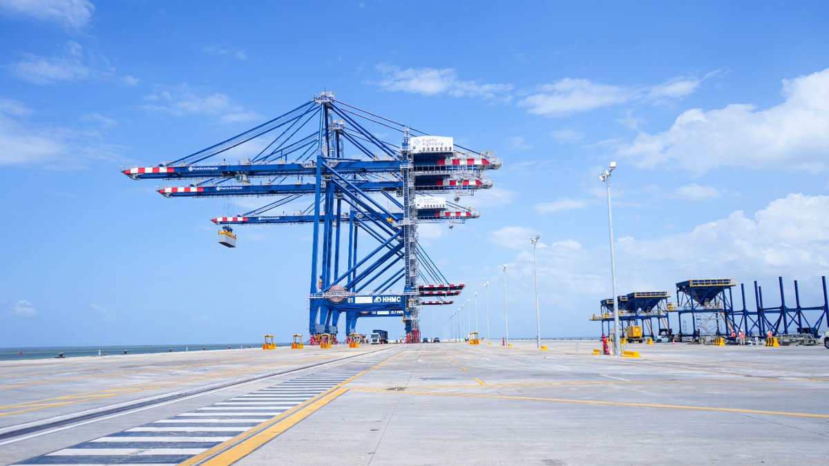 Las buenas noticias nos alegran y más cuando son de transporte. La entrada en operación de Puerto Antioquia (<a href="/nuestropuerto/">Puerto Antioquia</a>) 🚢 hace realidad un sueño colectivo: que materiales, insumos, repuestos y hasta medios de transporte para la #RedMetro 🚈🚊🚡🚌 comiencen a llegar