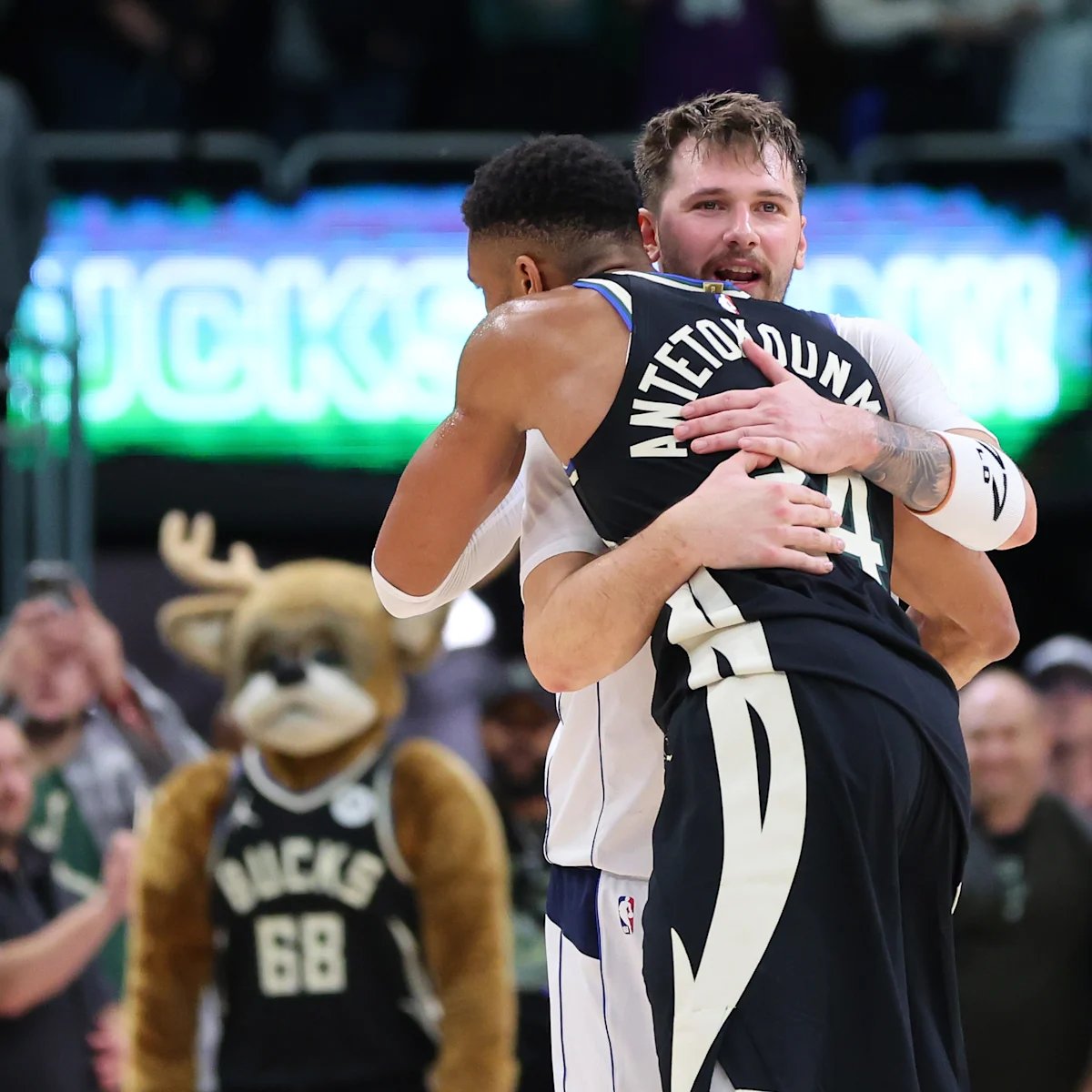 ¡¡¡¡LAKERS IRAN A POR GIANNIS!!!!

"Los Lakers harán un FUERTE ESFUERZO para adquirir a ANTETOKOUNMPO, confirmaron personas con conocimiento de la situación... Personas cercanas al jugador dijeron que KNICKS y HEAT son sus destinos preferidos, pero no descartaría a Lakers".