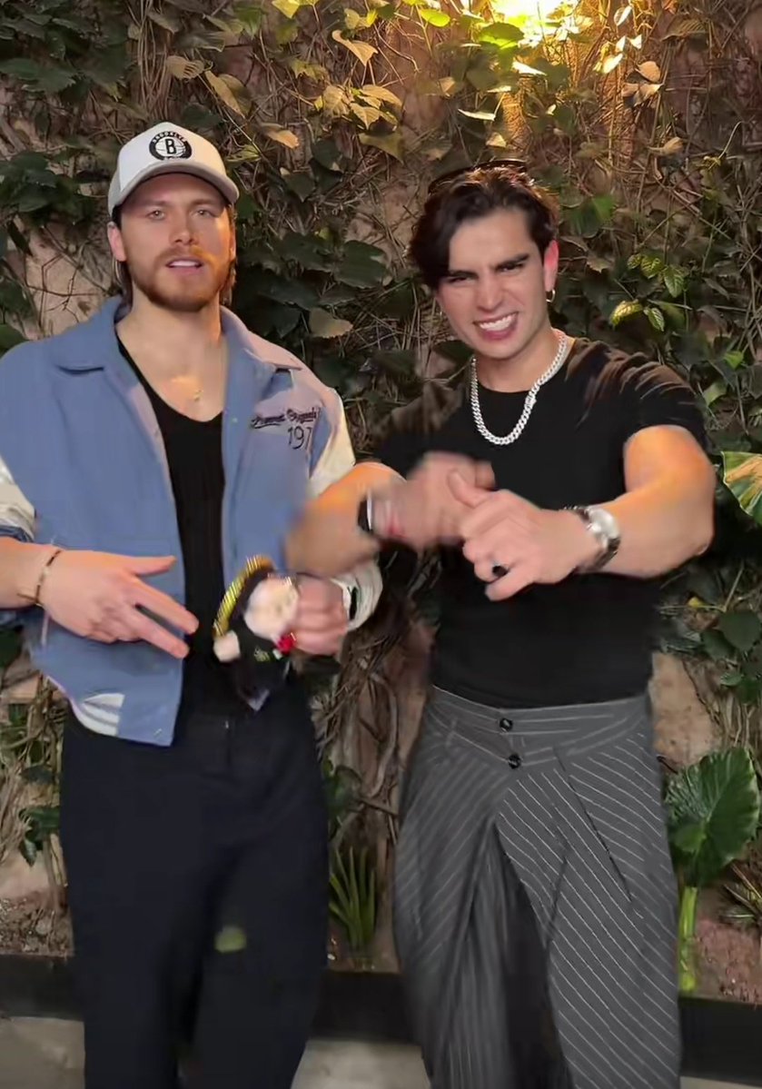 justjuds_'s tweet image. Cuando tu novio te pone a grabar tiktoks y tú haces todo por amor: