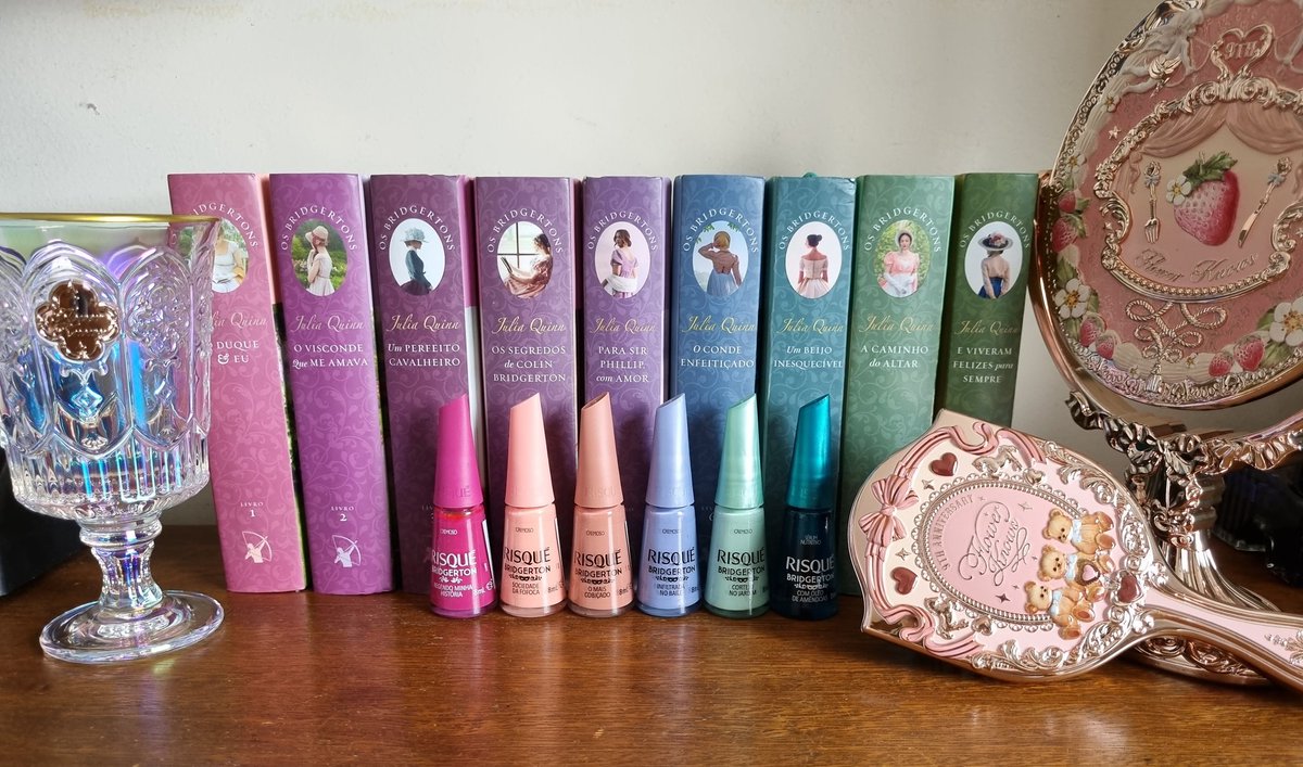 Estou absolutamente apaixonada por #Bridgertonseason4 e mal posso esperar para lançarem a 2ª parte!

Esse ano completei a minha coleção das edições de luxo da série e estou super feliz 🥰.

Os acessórios da foto são da <a href="/flowerknows_/">Flower Knows</a>  e os esmaltes da collab da Risqué