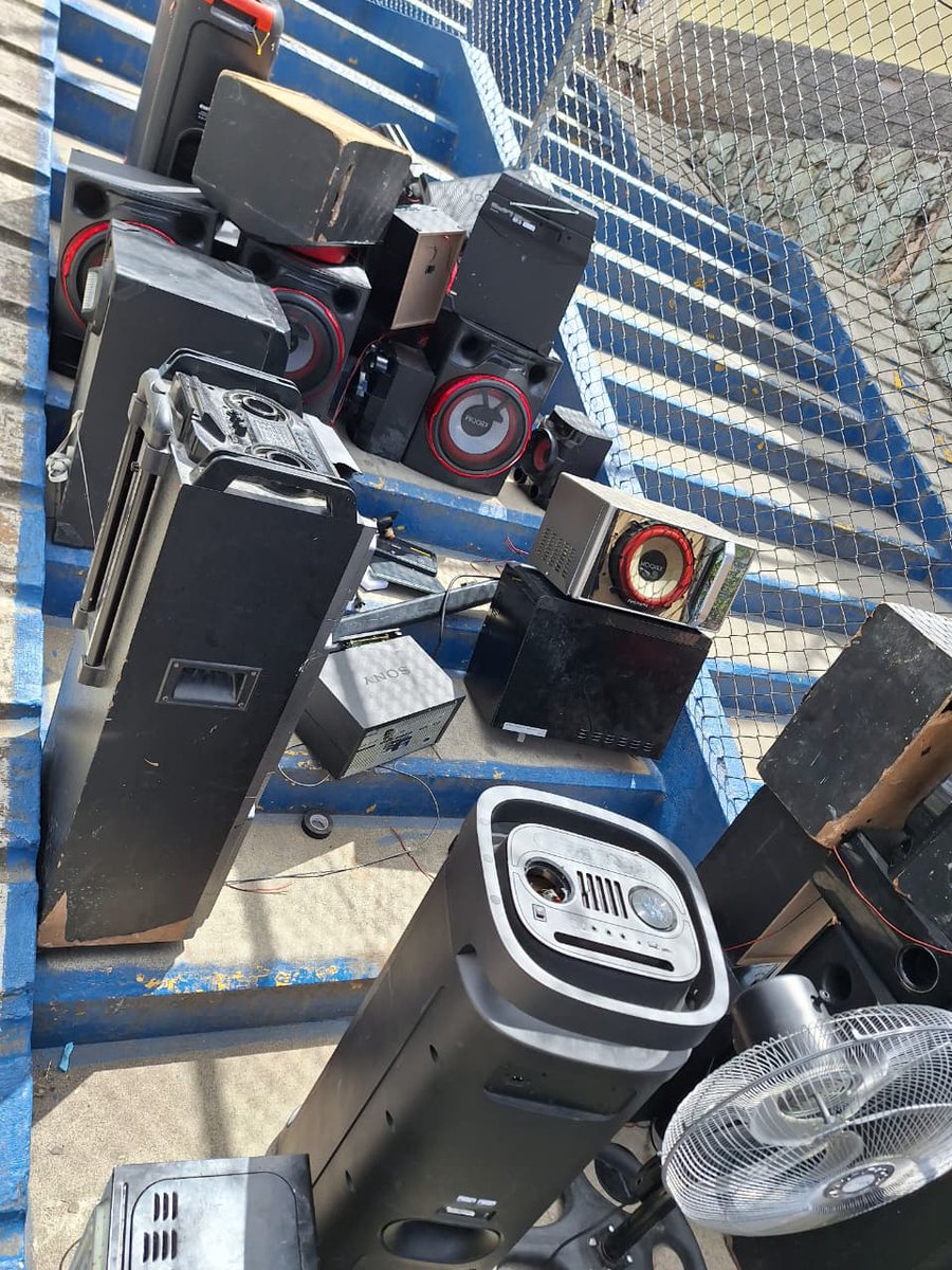 CanalAntigua's tweet photo. 🚨Tras requisa en el Preventivo de zona 18, fuerzas de seguridad decomisaron 370 televisores, 300 aparatos de sonido, 7 celulares, 65 envoltorios con marihuana, dinero y 13 mascaras antigás. 

🐶Además, localizaron 10 perros de diferentes razas, gatos y un loro que fueron trasladados a un albergue.

#Requisa #Preventivo #Perros #Televisores #MascarasAntigás
