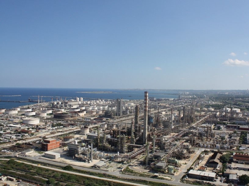 Eni and Q8 Italy announce a major strategic investment in the ongoing project for the construction of a new biorefinery in Priolo, Sicily. The facility will have the capacity to produce 500,000 metric tons of renewable diesel and SAF annually.

#biofuel biomassmagazine.com/articles/eni-a…