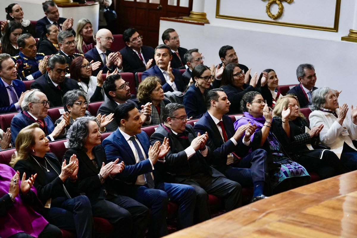 “México no regresa a los privilegios ni será colonia de nadie. México no se doblega, no se arrodilla, no se rinde y no se vende”. 🇲🇽

Desde el Teatro de la República en Querétaro, la presidenta <a href="/Claudiashein/">Claudia Sheinbaum Pardo</a> reafirmó que la #CuartaTransformación recupera la esencia de la