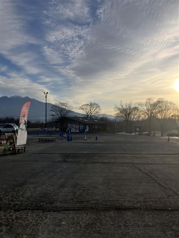 2/6(金) 天気:晴れ☀️、山頂気温:-2℃、風速:0m、積雪:120cm、山麓気温:-1℃、全面滑走可能です☺︎  ゲレンデコンディション良好です❄︎ 周辺道路に積雪ありません！  絶景ゲレンデで、スキー・スノーボードをお楽しみください！