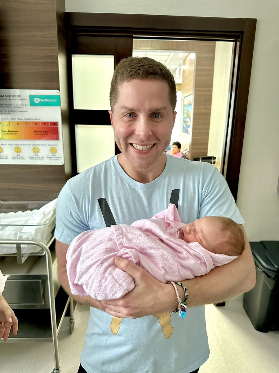 Mayer's tweet image. Soy tio por primera vez 🥹 
Hi baby Olivia 👶🏼