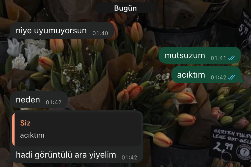 her kızın arkasında onu fark eden bi kız kardesi vardir