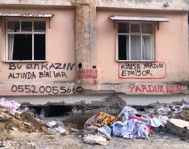 Bu herifler, insanlara yardım edebilmek için herkes canıyla başıyla uğraşırken internetimizi kestiler. Ellerindeki su şişelerini gösterip “yardıma ihtiyaç yok” deyip tırları döndürdüler. Adıyaman’ı mezarlık bellediler. Kendilerinden bağımsız yardım tırlarına afiş astılar. Çadır