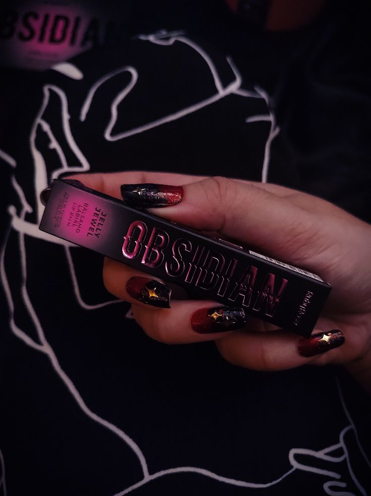 Monyluz25's tweet photo. Esse batom VAMPISRESCA é um dos mais lindos que ja vi 😍✨️
Obrigado Ruby Rose 🤩 por isso! https://t.co/7EAdCbUmd3