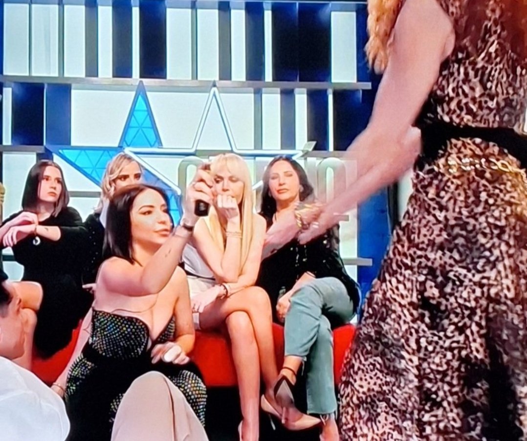 #GHDúoGala5 #GHDuo5F
Otra vez Anita echándole spray a Cristina en el confesionario 😡

El programa sigue protegiendo a la choni delincuente que ha estado en la cárcel por robar y suplantación de identidad 

Normal que Cristina quiera abandonar No hay derecho a esto!!!! STOP