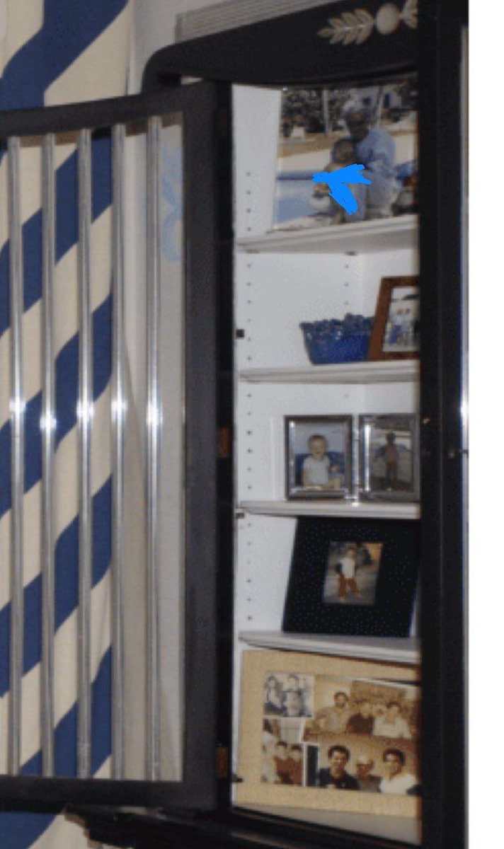 LETNoticias's tweet photo. #ÚLTIMAHORA 🇺🇸🚨
¡FOTOGRAFÍAS NO CENSURADAS DEL INTERIOR DE LA VIVIENDA DE JEFFREY EPSTEIN MUESTRAN IMÁGENES DE MENORES!

Imágenes difundidas revelan fotografías de menores en distintas áreas de la residencia, incluido el dormitorio principal, según nuevos documentos y material gráfico que circulan en medios y redes.
#Epstein #EpsteinFiles #JeffreyEpstein
