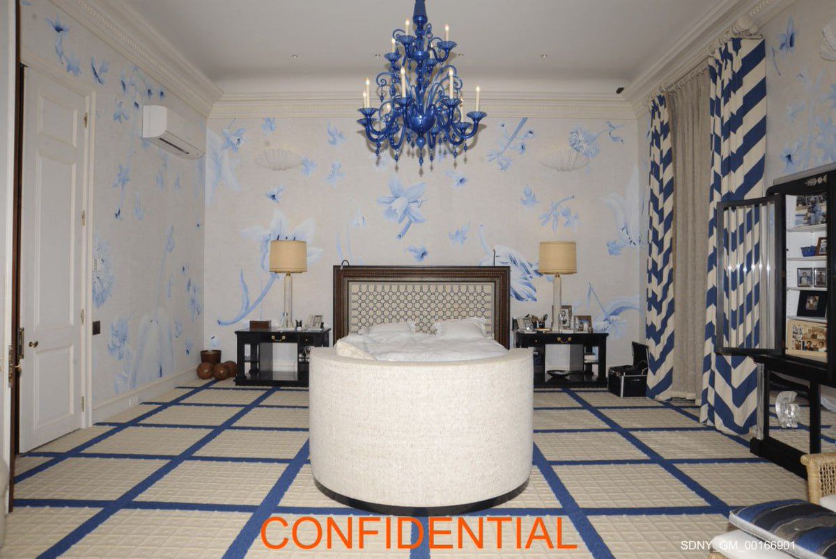 LETNoticias's tweet photo. #ÚLTIMAHORA 🇺🇸🚨
¡FOTOGRAFÍAS NO CENSURADAS DEL INTERIOR DE LA VIVIENDA DE JEFFREY EPSTEIN MUESTRAN IMÁGENES DE MENORES!

Imágenes difundidas revelan fotografías de menores en distintas áreas de la residencia, incluido el dormitorio principal, según nuevos documentos y material gráfico que circulan en medios y redes.
#Epstein #EpsteinFiles #JeffreyEpstein