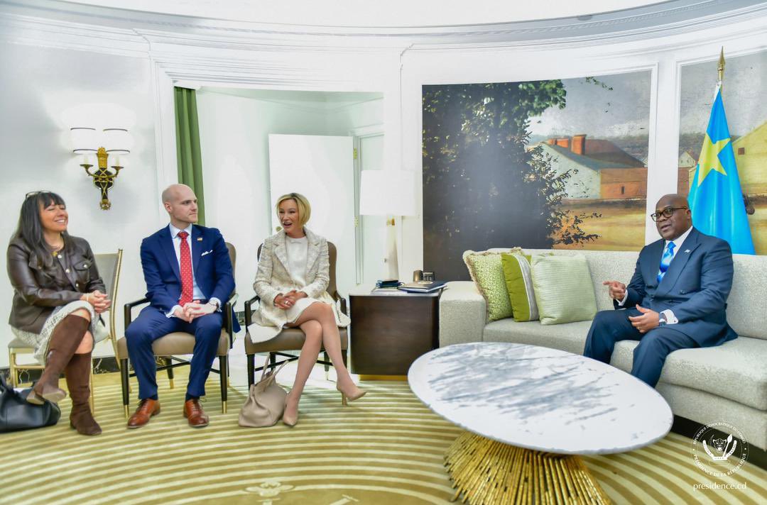 À l'issue de sa participation à la 74e édition du National Breakfast Prayer, le Président de la République, Félix-Antoine Tshisekedi, a rencontré la Pasteure Paula White - Cain, cheffe du « Bureau de la foi » de la Maison Blanche. 

Ils ont échangé sur la nécessité de construire