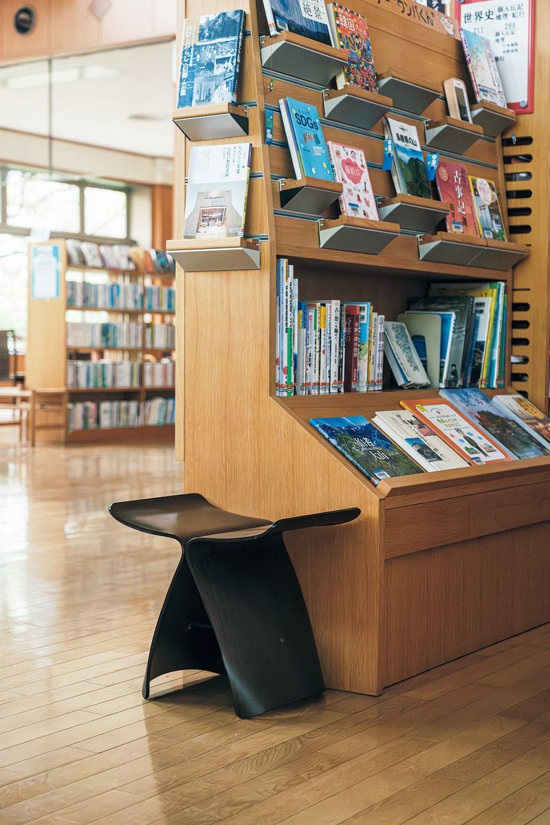 BRUTUS_mag's tweet photo. 椅子のいい図書館。

図書館は静かに本と向き合う場所。そこに、座り心地のいい椅子があったらどれほど幸せか。そんな願いを叶えてくれる、島根と神奈川の図書館を訪ねた。

BRUTUS最新号は「椅子と、居場所。」 https://t.co/8o1UgdUE5d