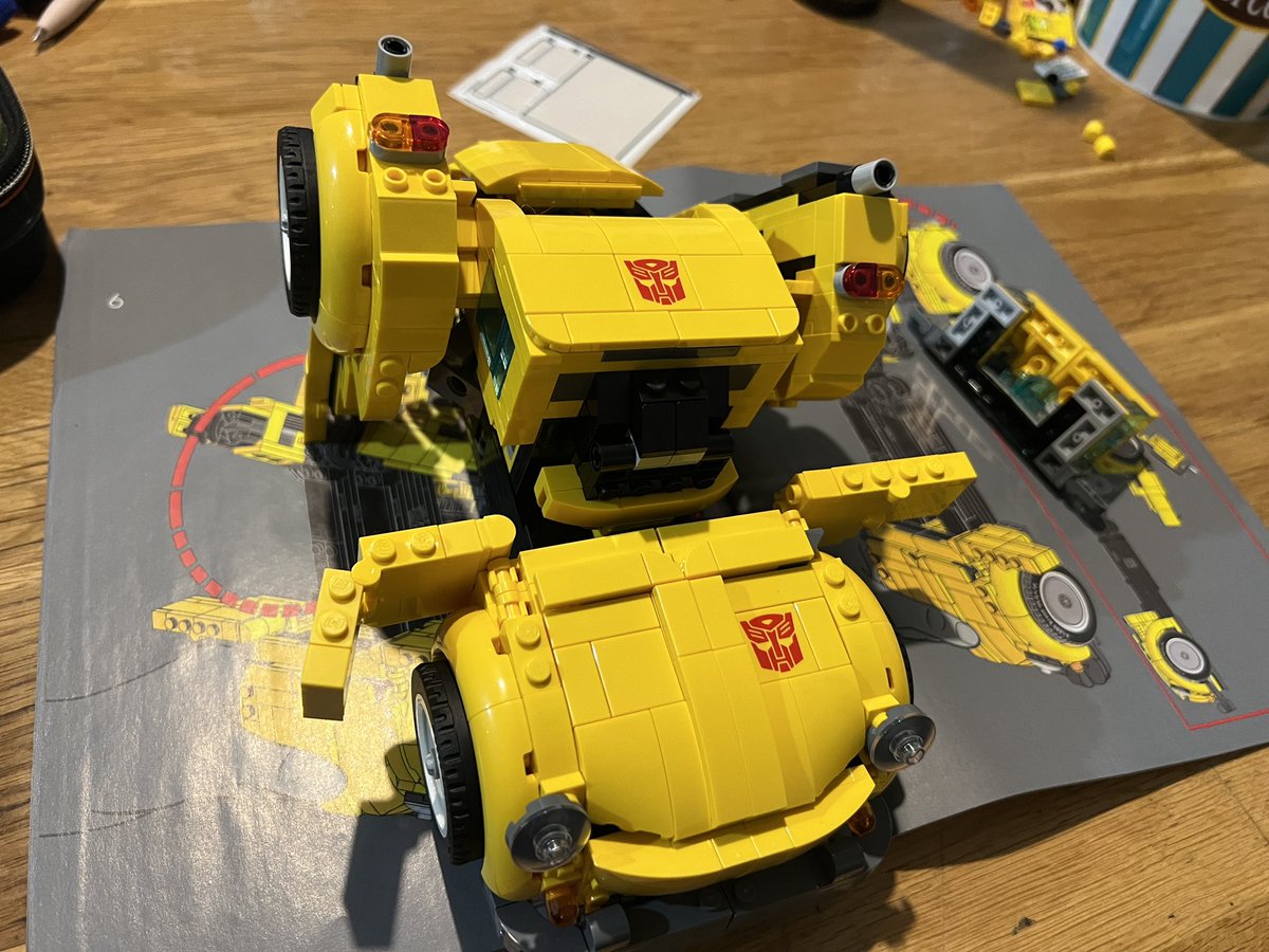 Dites <a href="/LEGO_Group/">LEGO</a> va falloir nous aider là parce que votre manuel il n’est pas clair du tout concernant la transformation de bumblebee et on est en pleine crise de nerfs