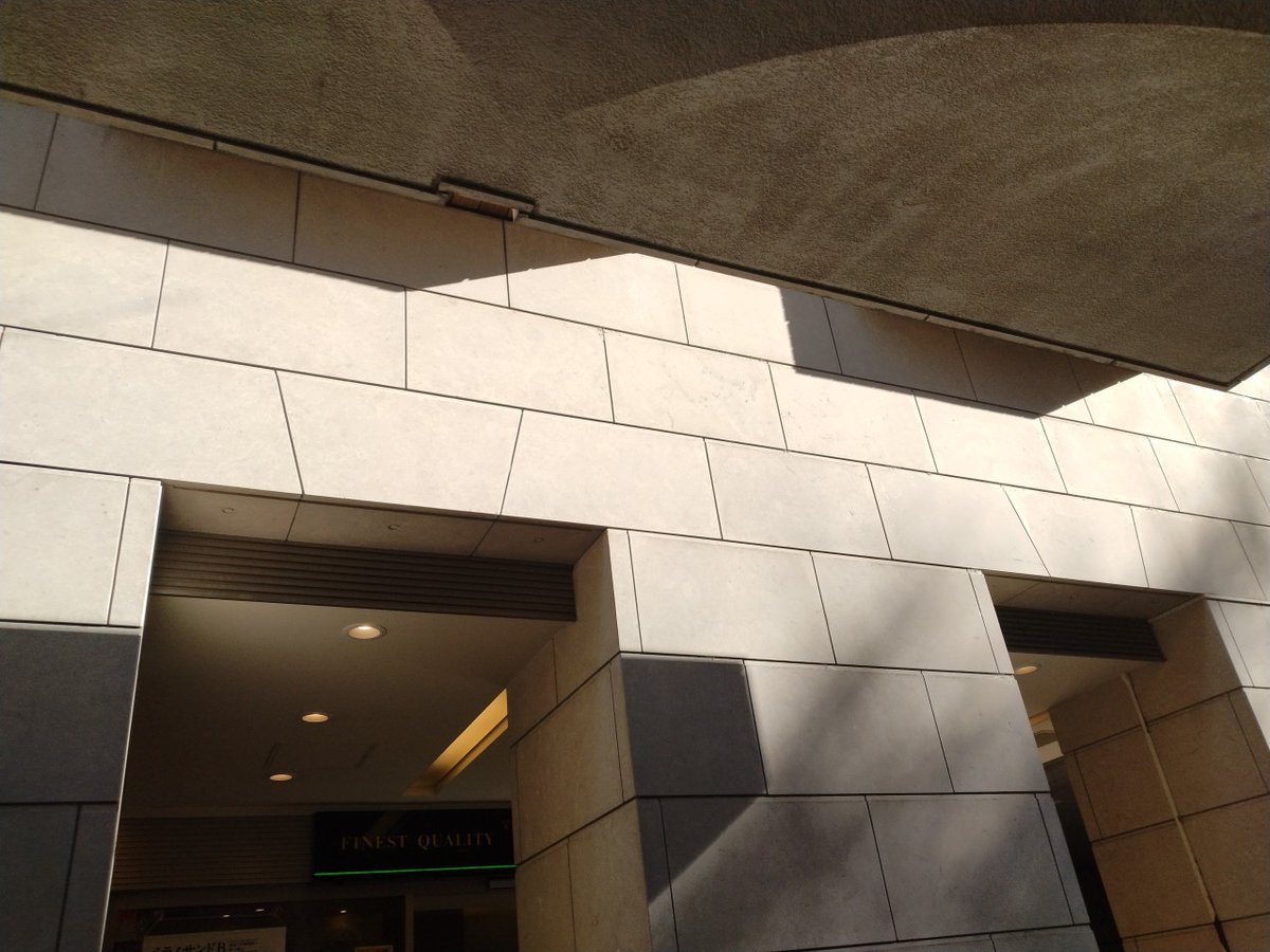 AsobiSent's tweet photo. 建物の壁面のパネルのかたちが、通路の上の部分だけアーチの要石(かなめいし)のように斜めになっていたのです。説明用に線画をgeminiで作ってもらいました。最初は鉛筆画のようなイラストだったので、陰影をつけないでもらいました。最後の画像の着色は手作業です。 https://t.co/8CtF8UqRi7