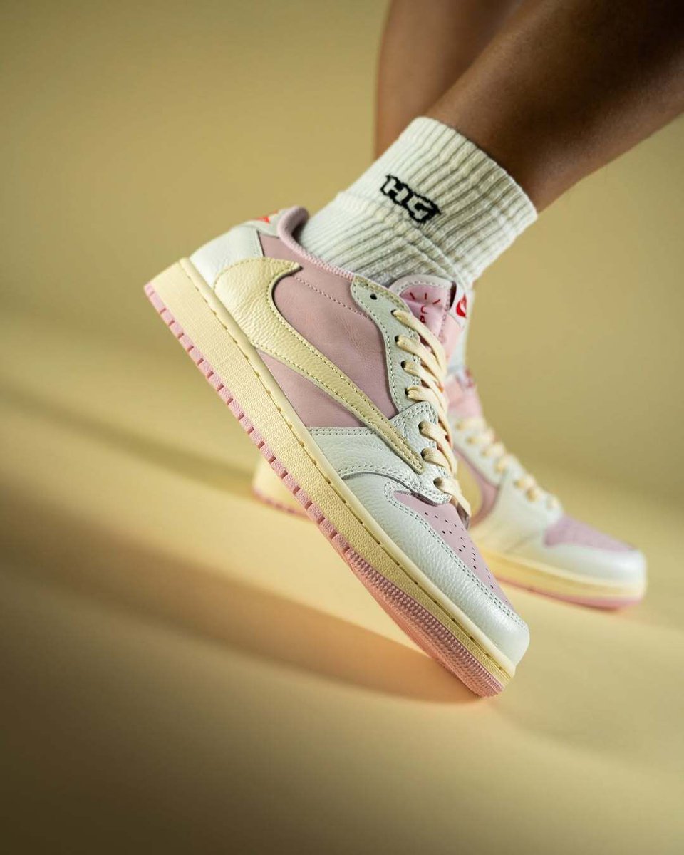 JustFreshKicks's tweet photo. Travis Scott x Air Jordan 1 Low OG “Shy Pink” 💗🍦

• May 22nd
• $155 USD https://t.co/FCVJiPZiyw
