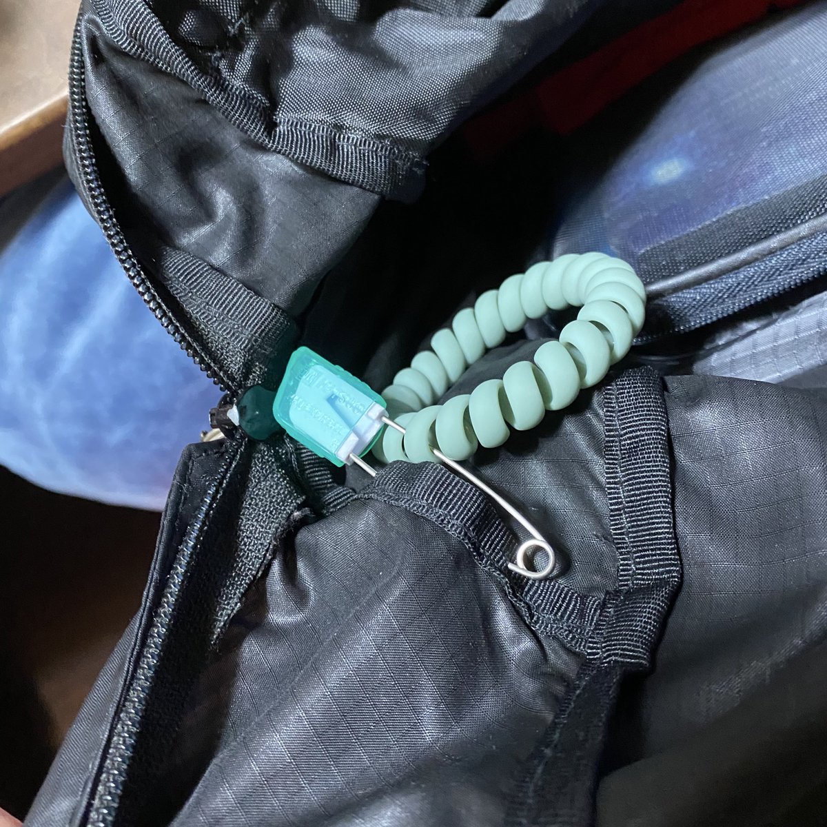 romasen's tweet image. ありがとうインターネット

リュックに入れた水筒が倒れちゃって地味に嫌なことが200円で解決

このネジネジゴム　透明キラキラか透明蛍光色の見たら買い直したいなー
セリアには地味な色しかなかった！もっと安っぽいキラキラのにしたい！ダイソーにはあるかな？
むーだーづーかーいー！